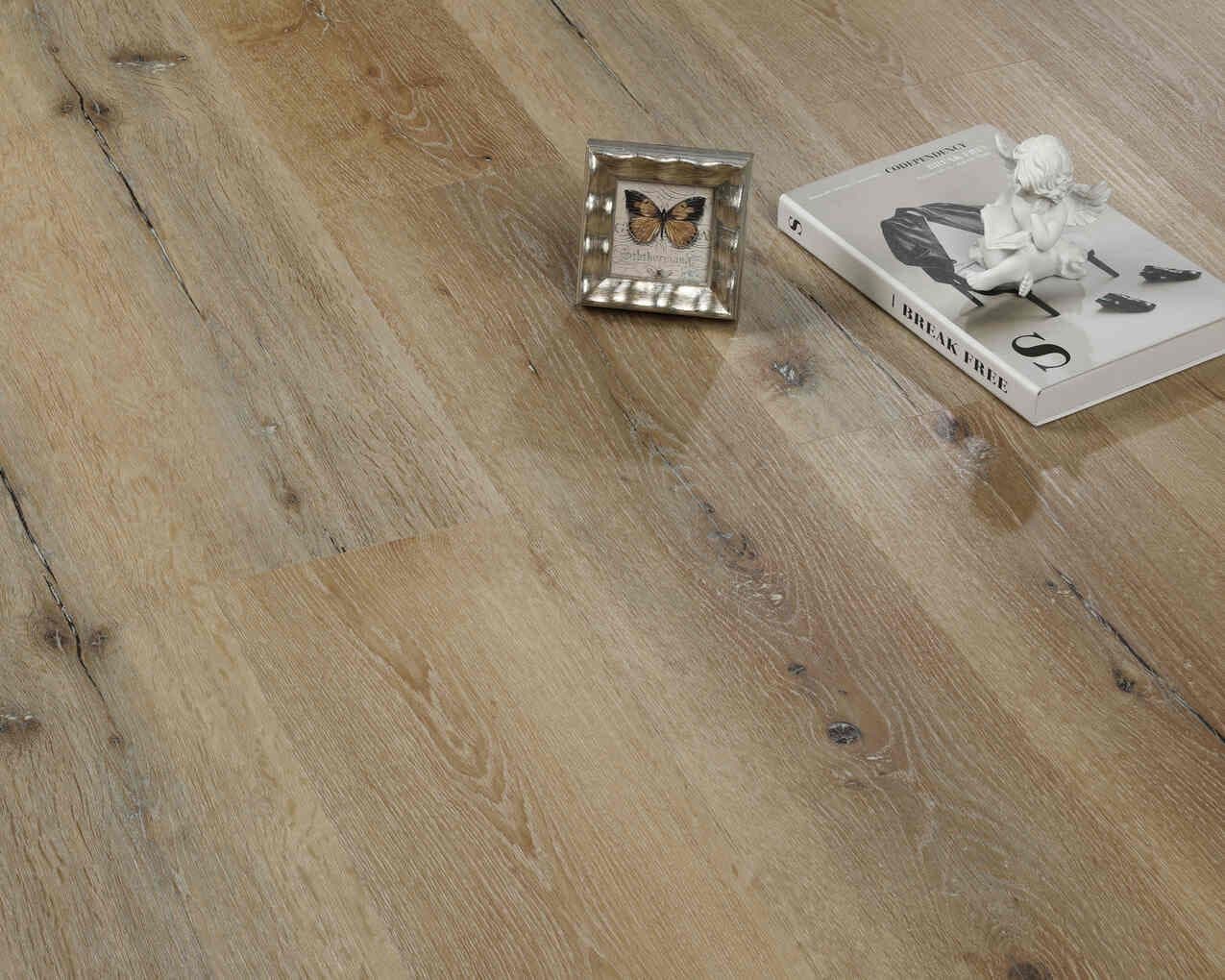 LIGHT PATTERNED OAK BFCore   SPC  FLOORING UKS19012