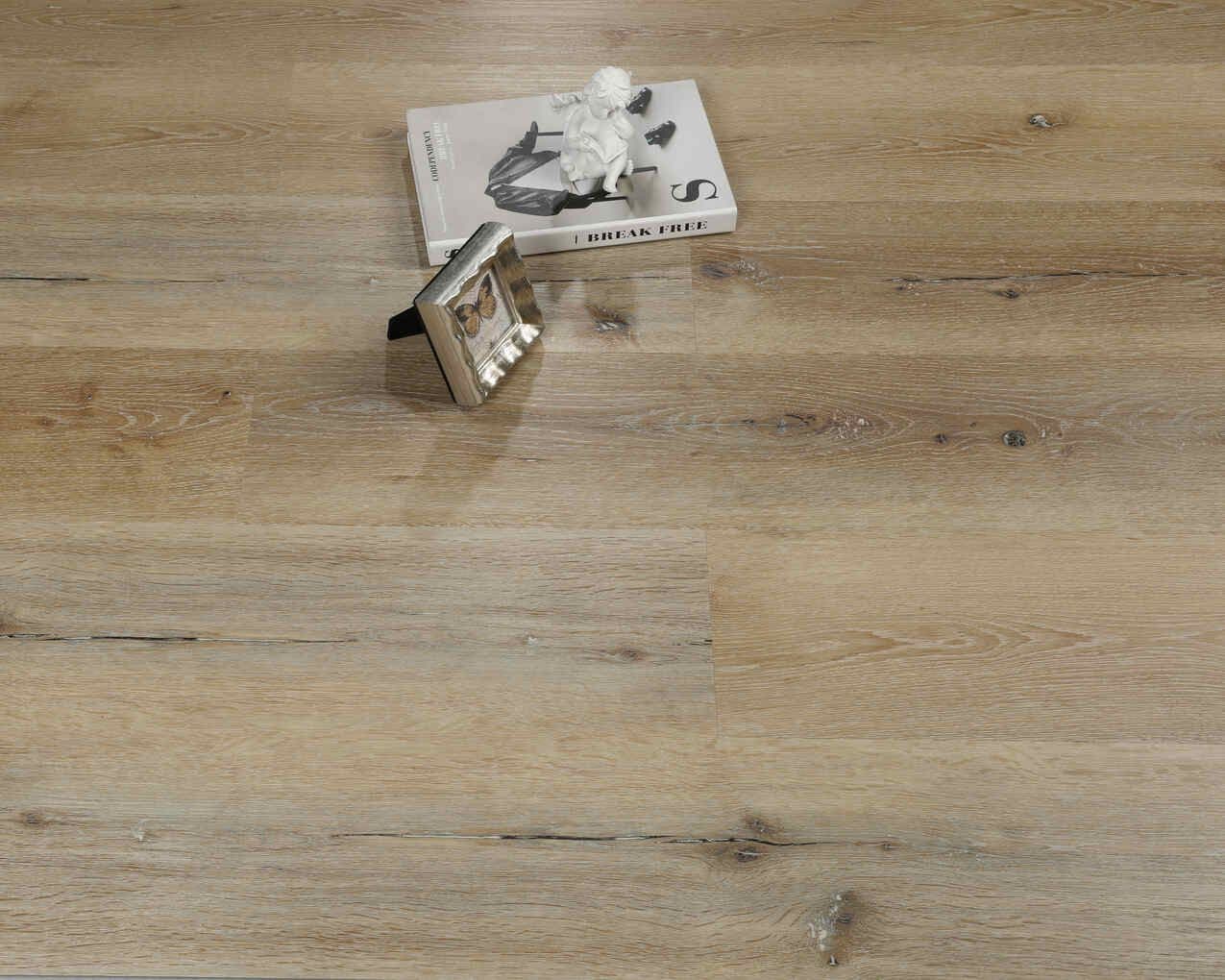 LIGHT PATTERNED OAK BFCore   SPC  FLOORING UKS19012