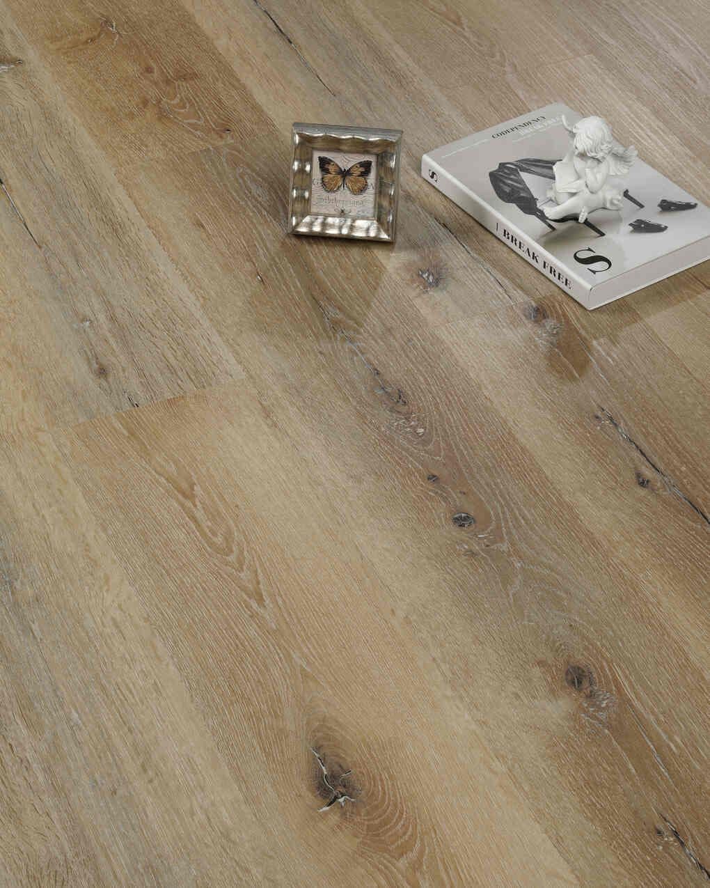 LIGHT PATTERNED OAK BFCore   SPC  FLOORING UKS19012